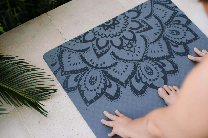 Mata do jogi Yoga Design Lab Flow 6 mm - Pure Mandala Charcoal