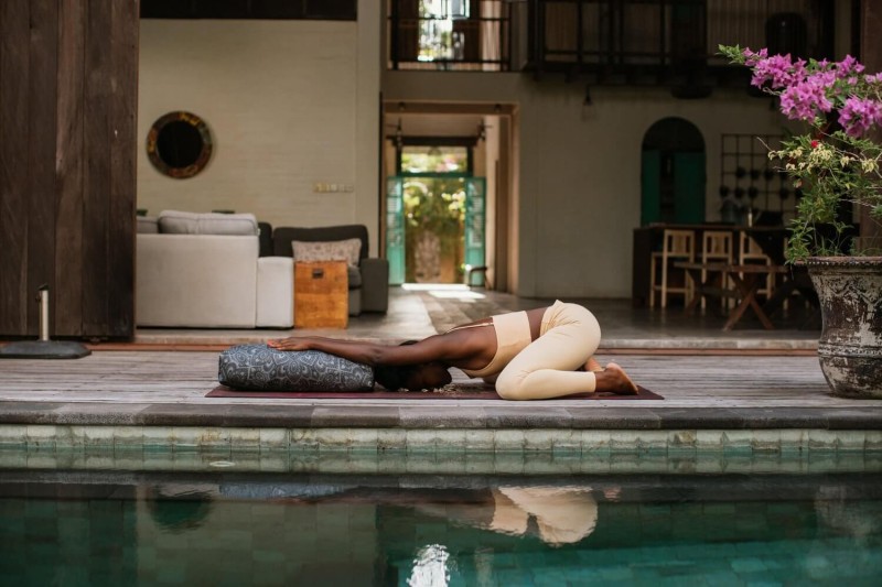 Bolster do jogi Yoga Design Lab Mandala Charcoal