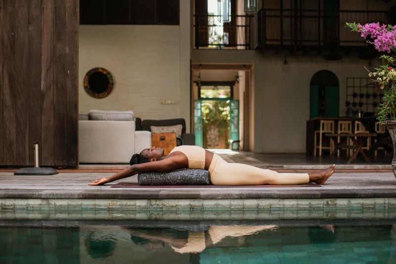 Bolster do jogi Yoga Design Lab Mandala Charcoal