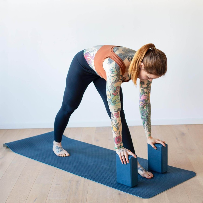 Zestaw do jogi Bodhi Yoga Set Flow: mata, klocki, pasek - granatowy