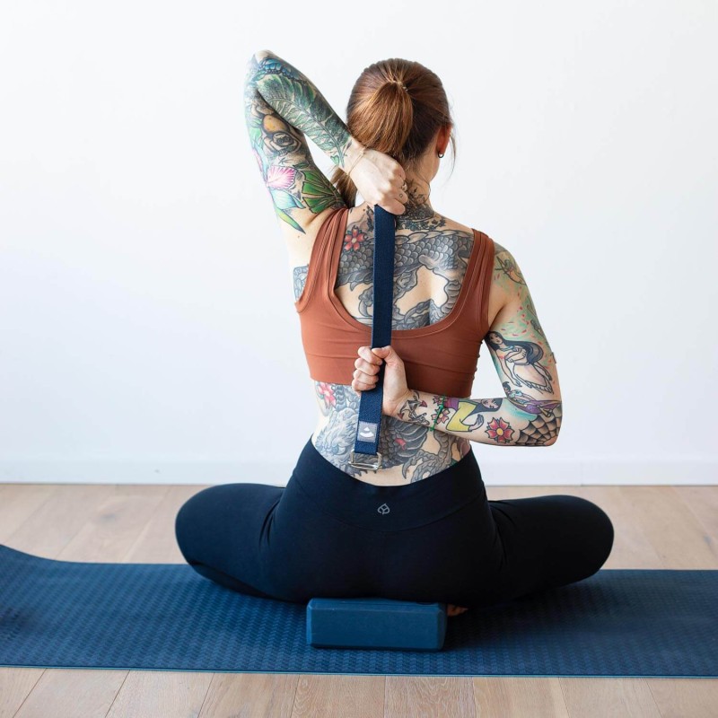 Zestaw do jogi Bodhi Yoga Set Flow: mata, klocki, pasek - granatowy