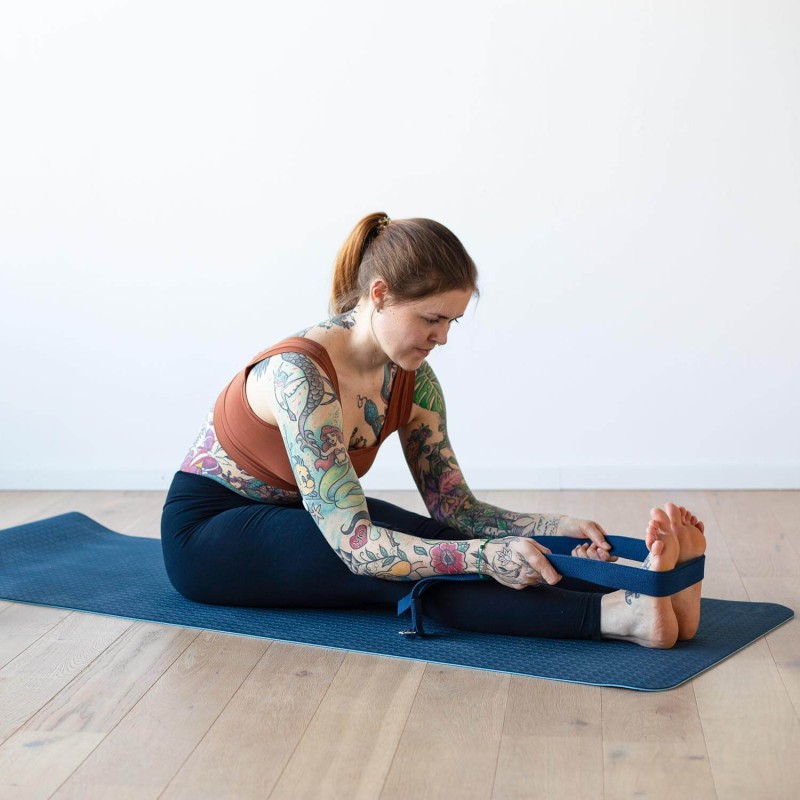 Zestaw do jogi Bodhi Yoga Set Flow: mata, klocki, pasek - granatowy